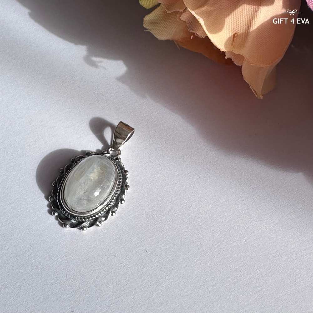 Gwen Moonstone 925 Silver Pendant
